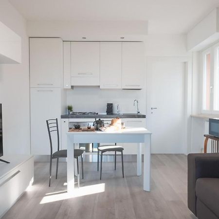By The Lake Apartments - Smart Desenzano del Garda Ngoại thất bức ảnh