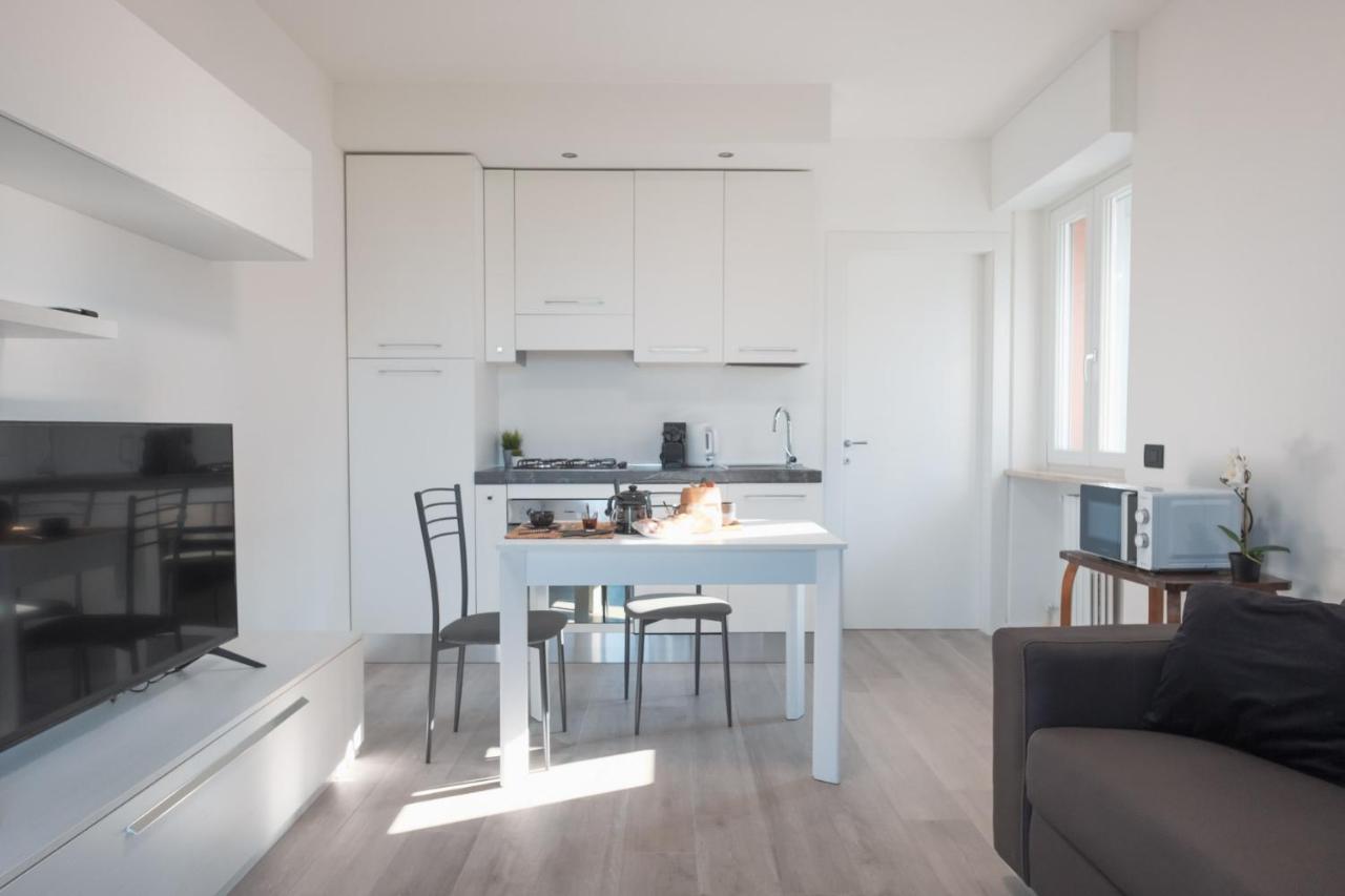 By The Lake Apartments - Smart Desenzano del Garda Ngoại thất bức ảnh