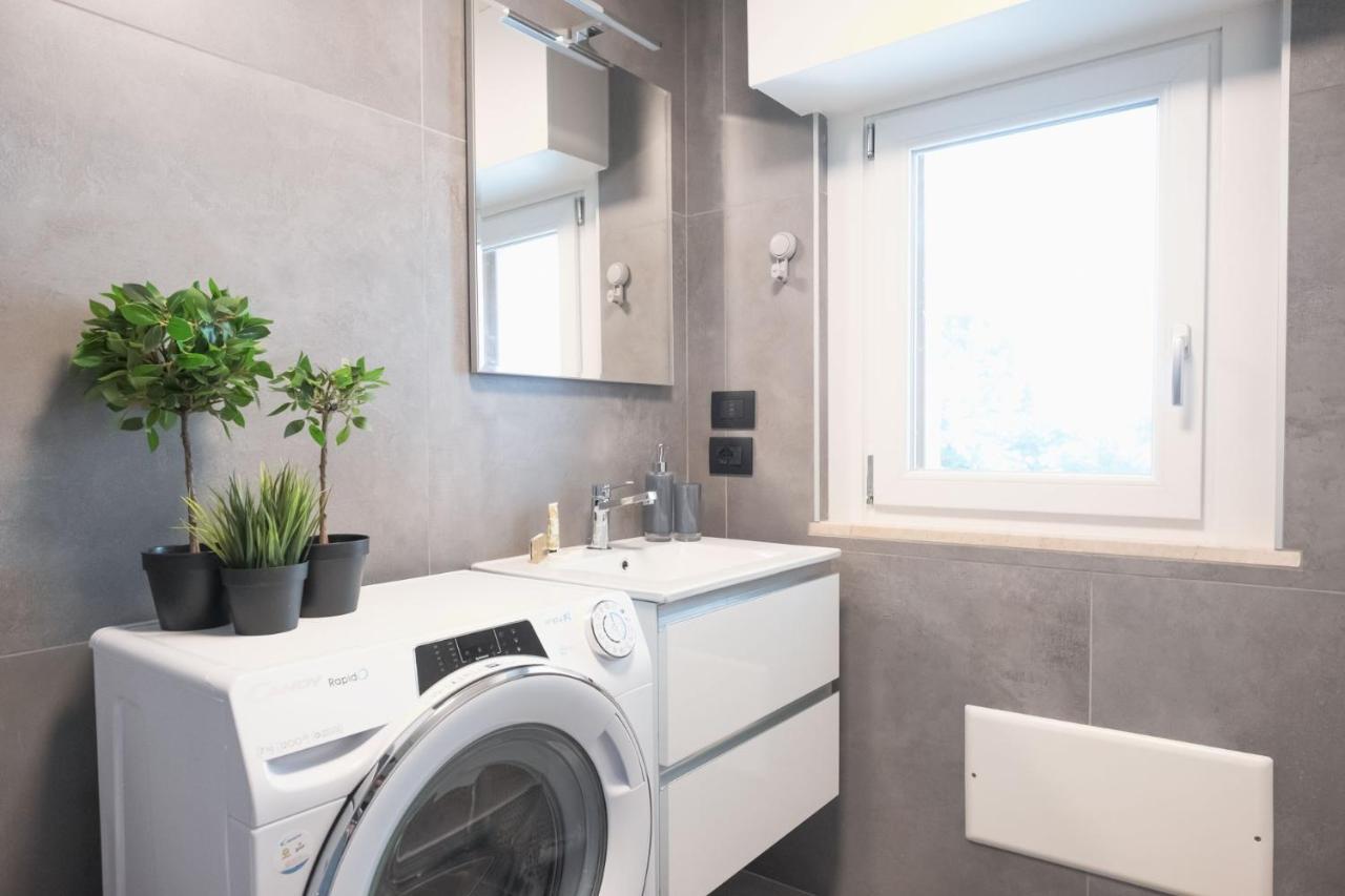 By The Lake Apartments - Smart Desenzano del Garda Ngoại thất bức ảnh