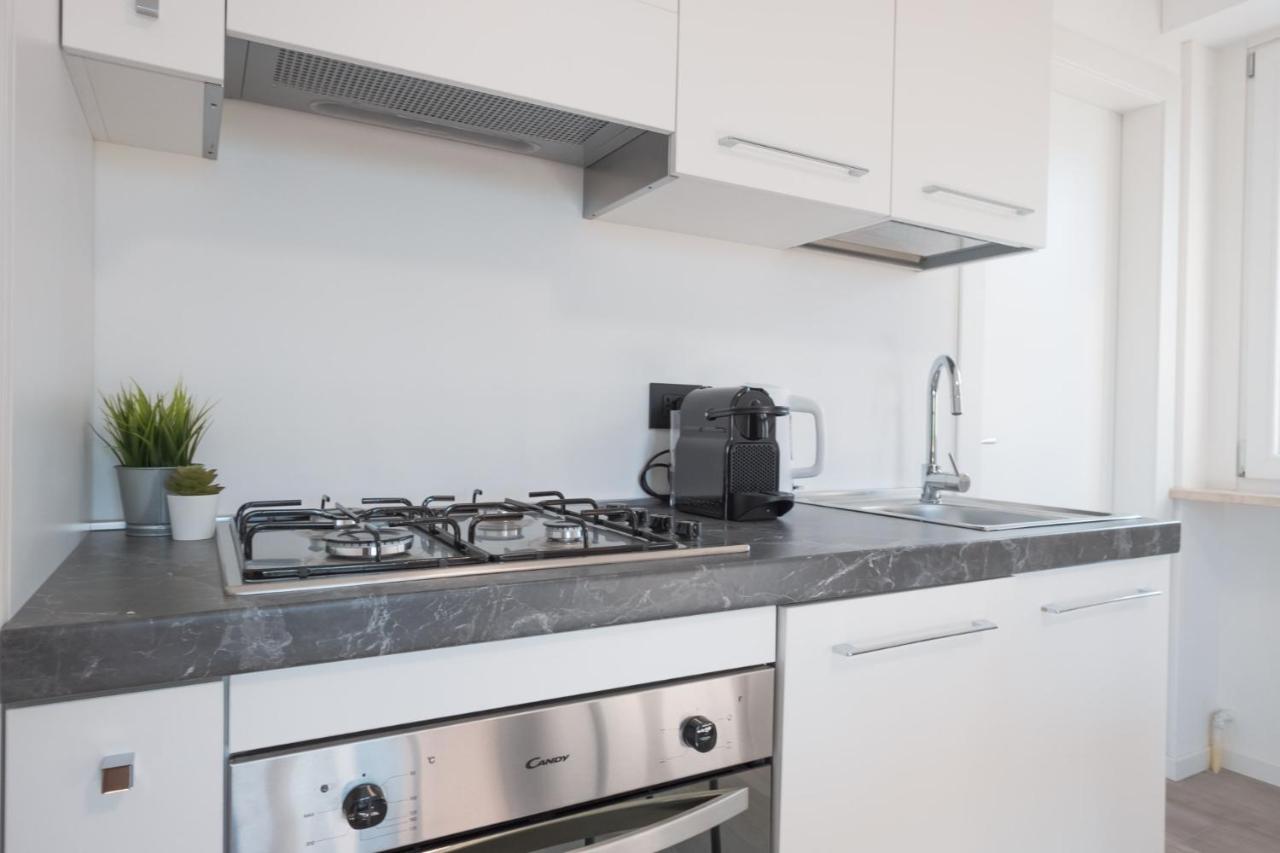 By The Lake Apartments - Smart Desenzano del Garda Ngoại thất bức ảnh