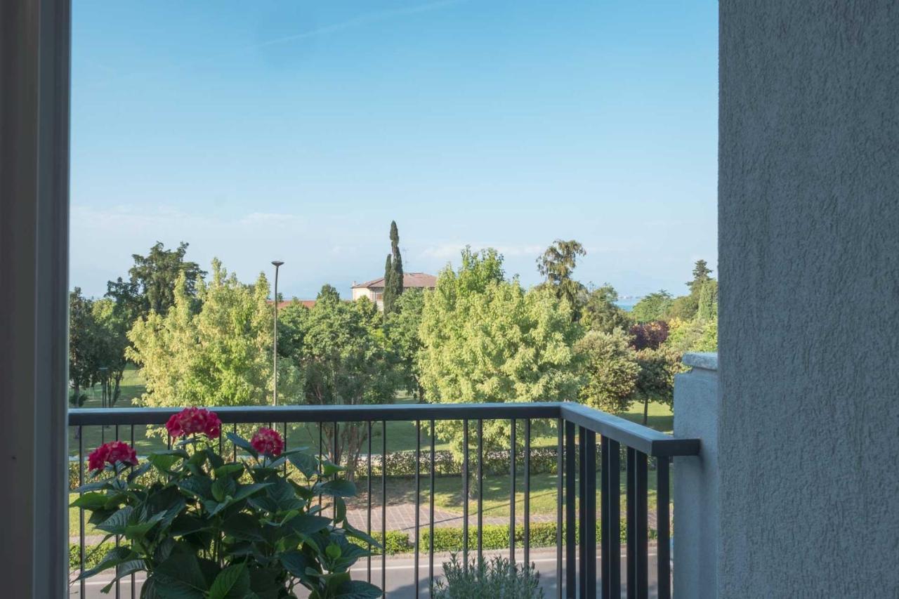 By The Lake Apartments - Smart Desenzano del Garda Ngoại thất bức ảnh
