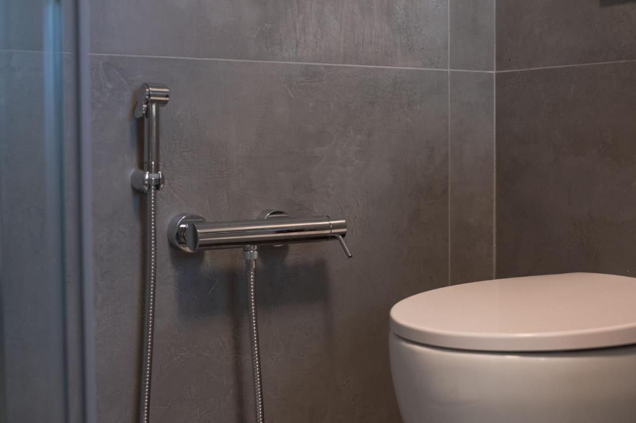 By The Lake Apartments - Smart Desenzano del Garda Ngoại thất bức ảnh
