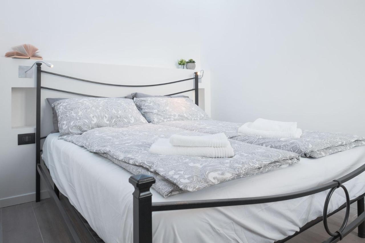 By The Lake Apartments - Smart Desenzano del Garda Ngoại thất bức ảnh
