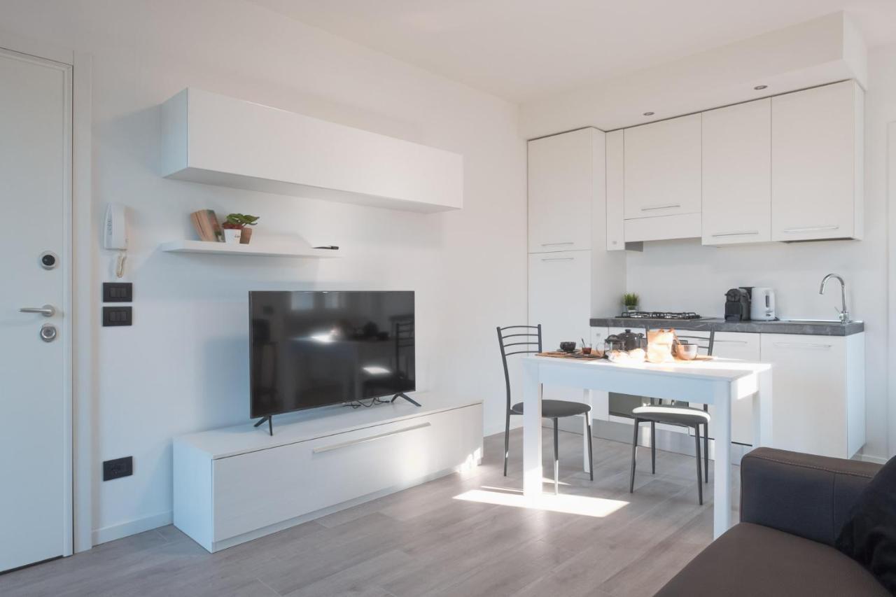 By The Lake Apartments - Smart Desenzano del Garda Ngoại thất bức ảnh